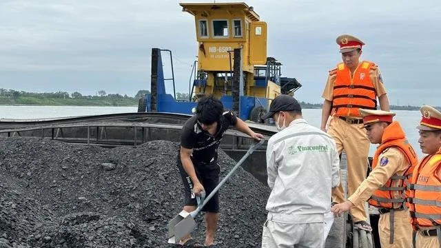 Bắt giữ xà lan chở 7.000 tấn than không chứng từ