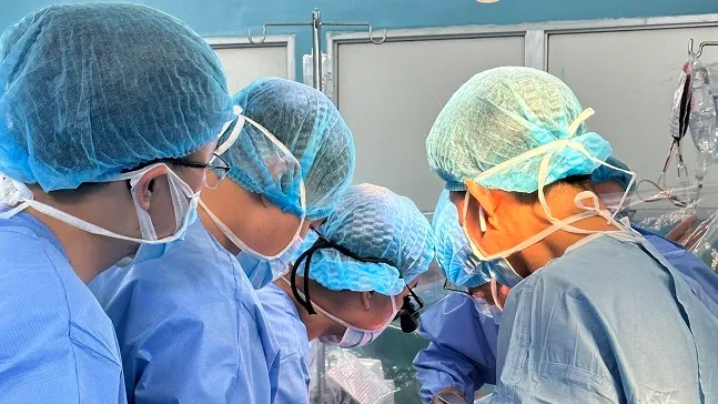 Thực hiện phẫu thuật khó cứu sống bệnh nhân có bướu thận lan đến gần tim