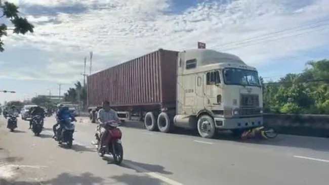 Tai nạn giao thông ngày 1/6: Xe container kéo lê xe máy, 1 người tử vong tại chỗ