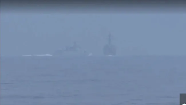 Tàu chiến Trung Quốc và Mỹ suýt va chạm nhau ở eo biển Đài Loan