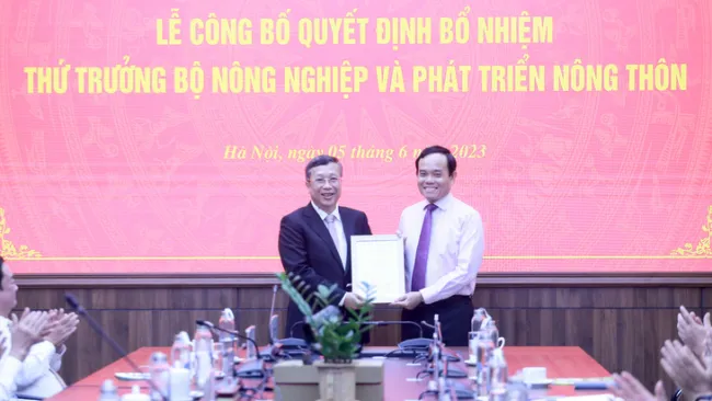 Phó Thủ tướng trao quyết định bổ nhiệm tân Thứ trưởng Bộ NNundefinedPTNT