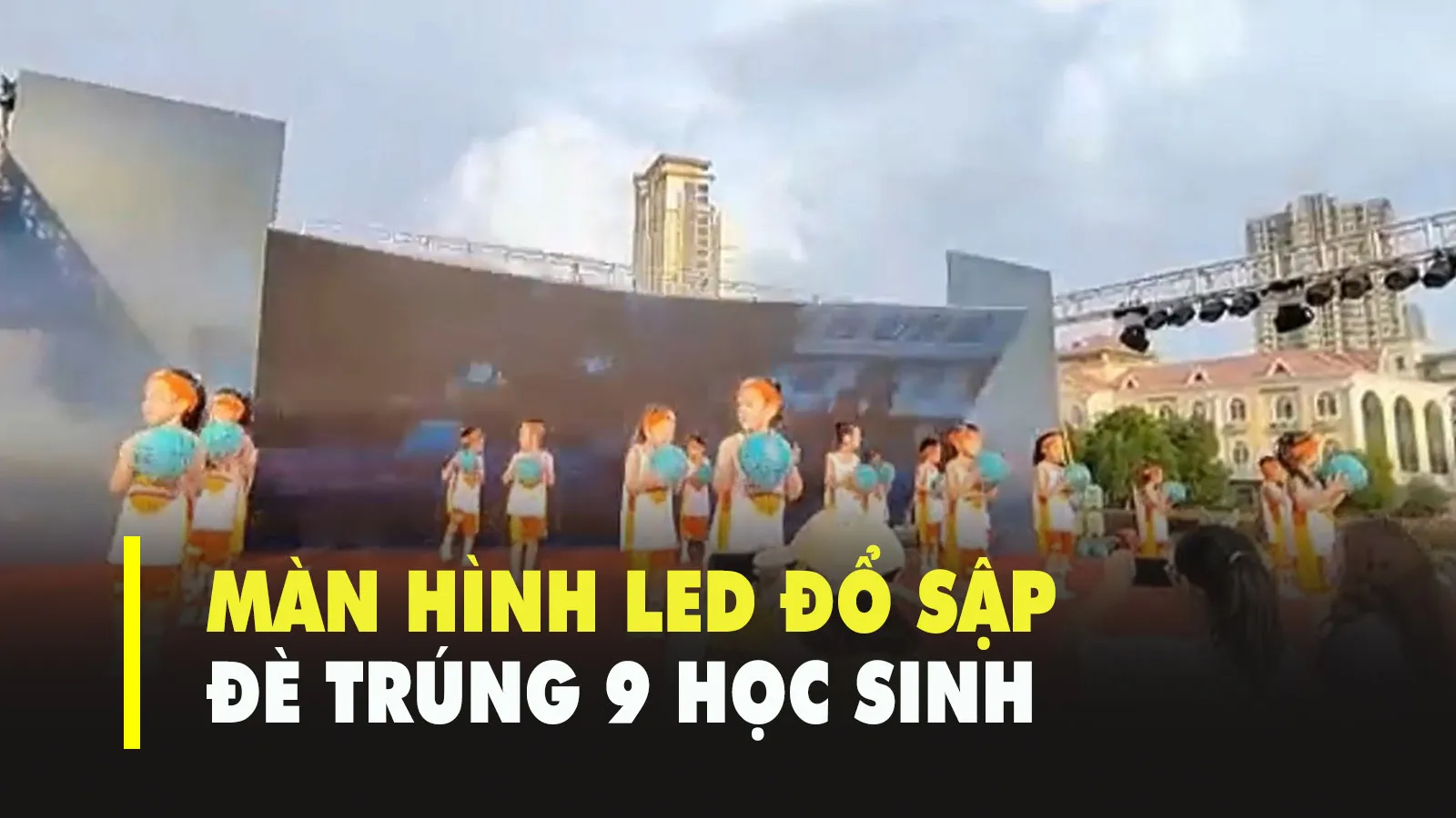 Màn hình LED trên sân khấu đổ sập, đè trúng 9 học sinh