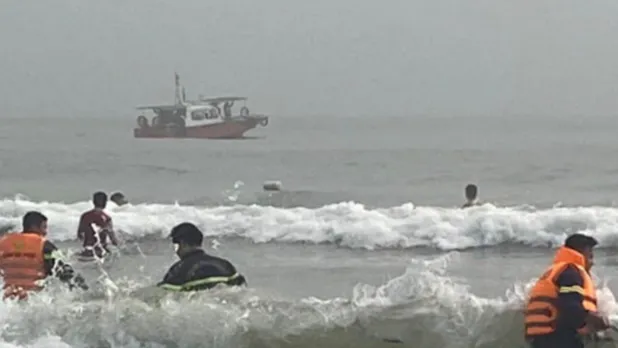 Nghệ An: Hai học sinh đuối nước tử vong khi tắm biển