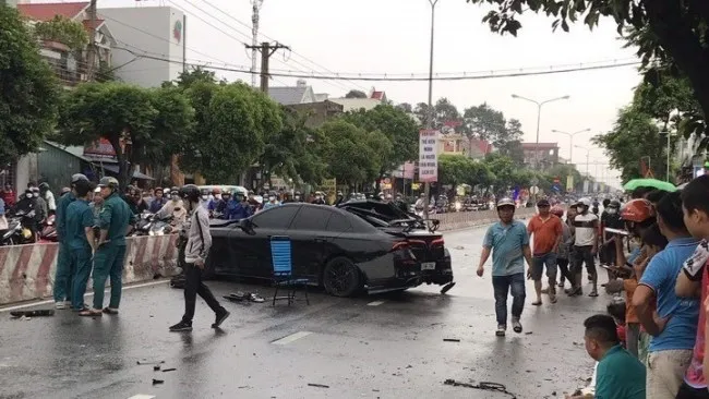 Ôtô tông hàng loạt phương tiện, khiến nhiều người bị thương