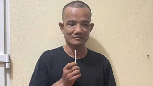 Gã nghiện tự cắn tay chảy máu rồi bôi vào người CSGT