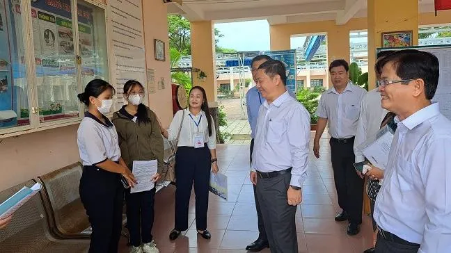 Lãnh đạo thành phố kiểm tra công tác chuẩn bị thi lớp 10 tại huyện Cần Giờ