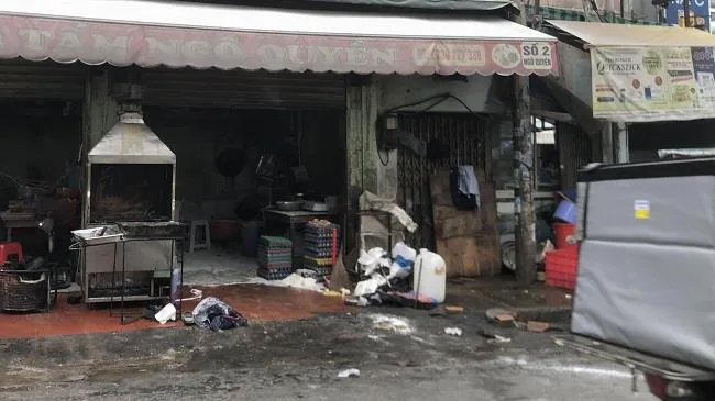 TPHCM: Sau tiếng nổ, lửa bốc lên tại quán cơm, 3 người bị bỏng