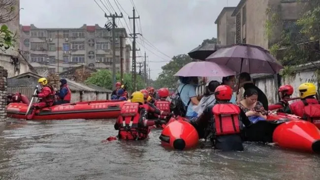 Mưa lớn hoành hành miền nam Trung Quốc, nhiều thành phố ngập lụt