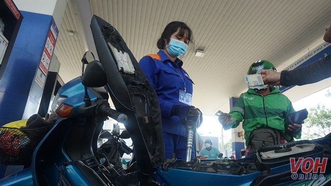 Ngày mai (12/6) giá xăng có thể tăng 200-300 đồng/lít