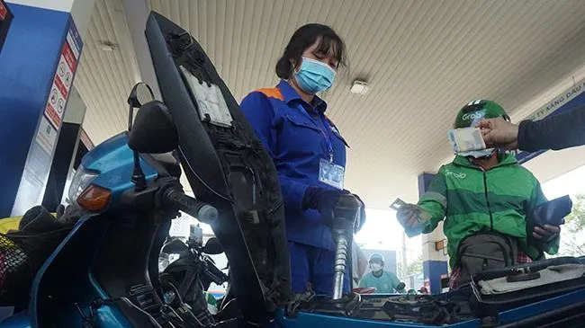 Ngày mai giá xăng lại tăng tiếp?