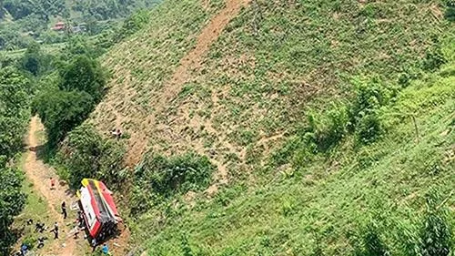 Xe chở 33 người lao xuống chân đồi cao 50 mét, không ai tử vong