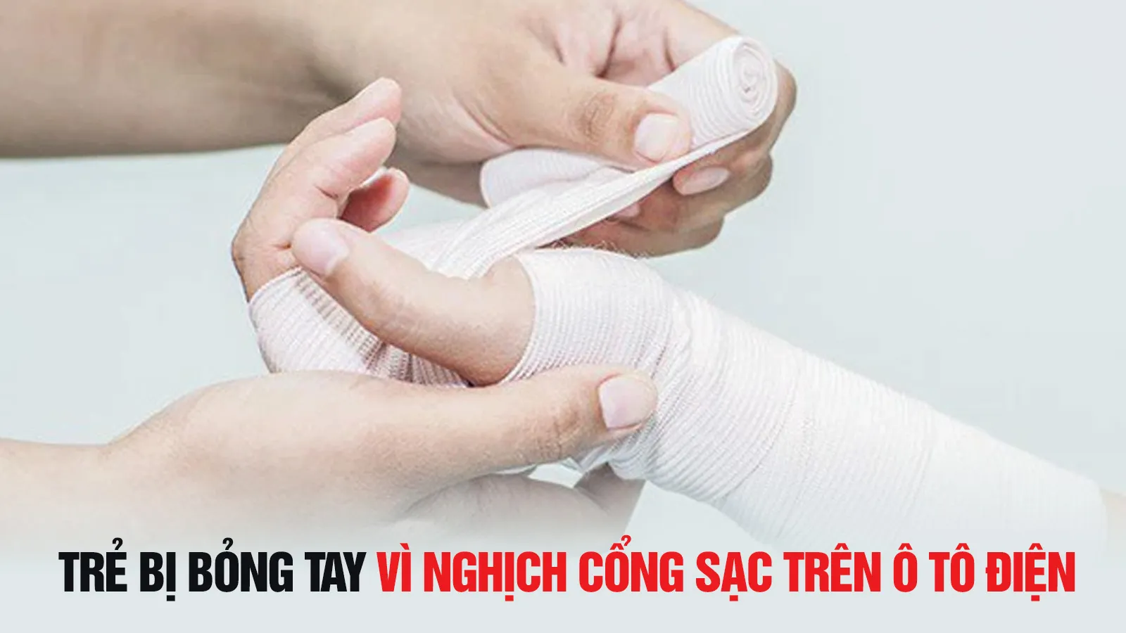 Bé 2 tuổi bị bỏng tay vì nghịch cổng sạc trên ô tô điện