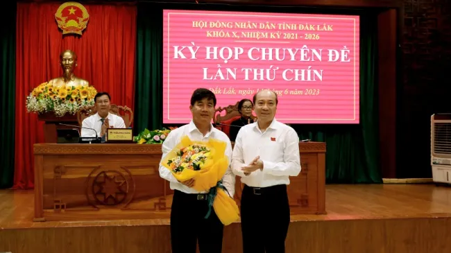 Bầu bổ sung ông Nguyễn Thiên Văn làm Phó Chủ tịch UBND tỉnh Đắk Lắk