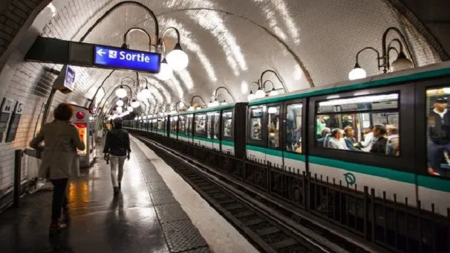 Hệ thống metro Paris gặp sự cố tắc nghẽn giờ cao điểm hi hữu