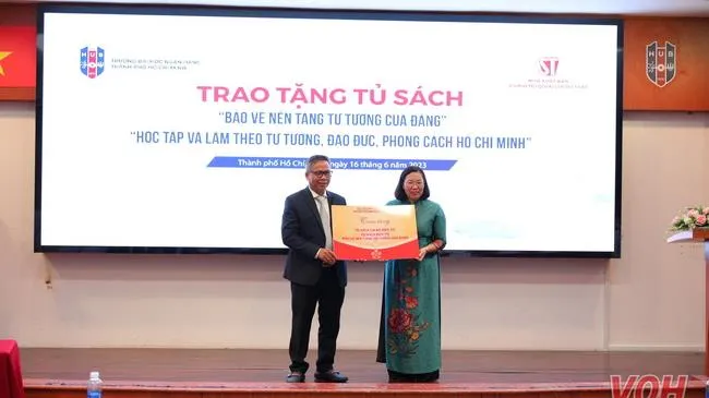 Trao tặng tủ sách điện tử “Bảo vệ nền tảng tư tưởng của Đảng”