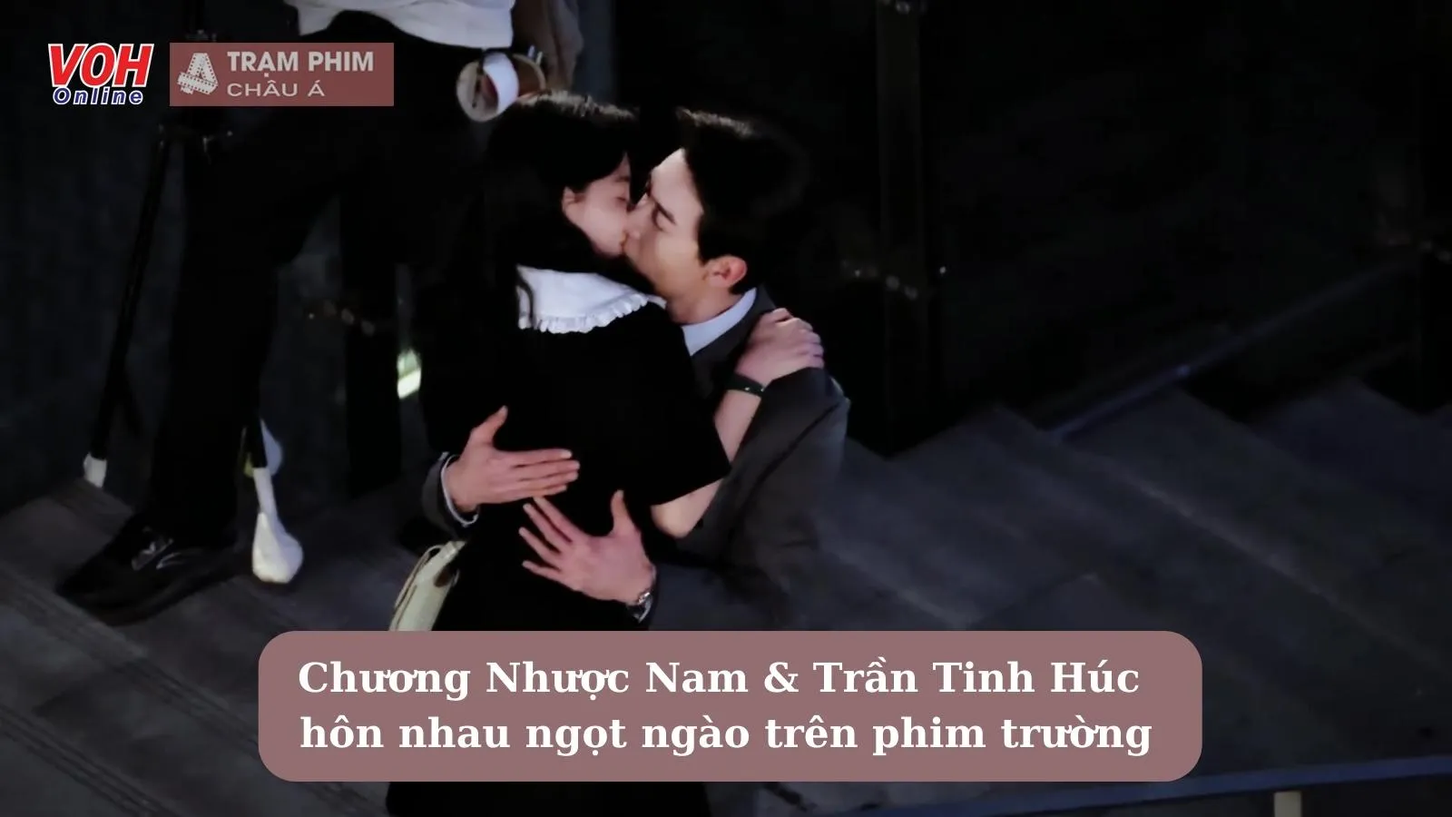 Chương Nhược Nam và Trần Tinh Húc hôn nhau ngọt ngào trên phim trường