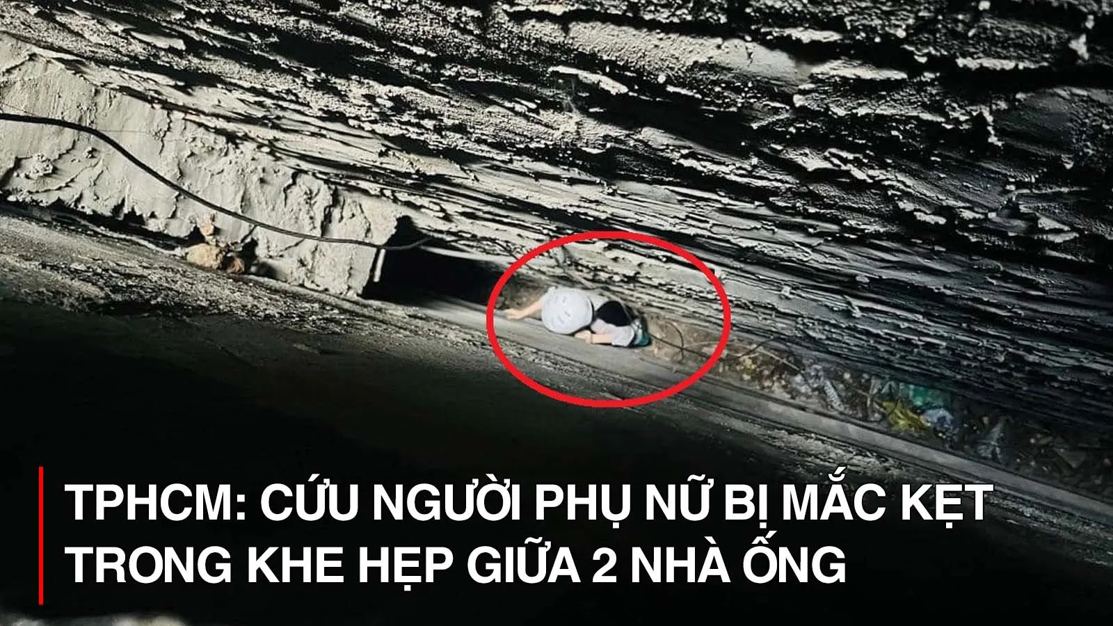 TPHCM: Cứu người phụ nữ bị mắc kẹt trong khe hẹp giữa 2 nhà ống