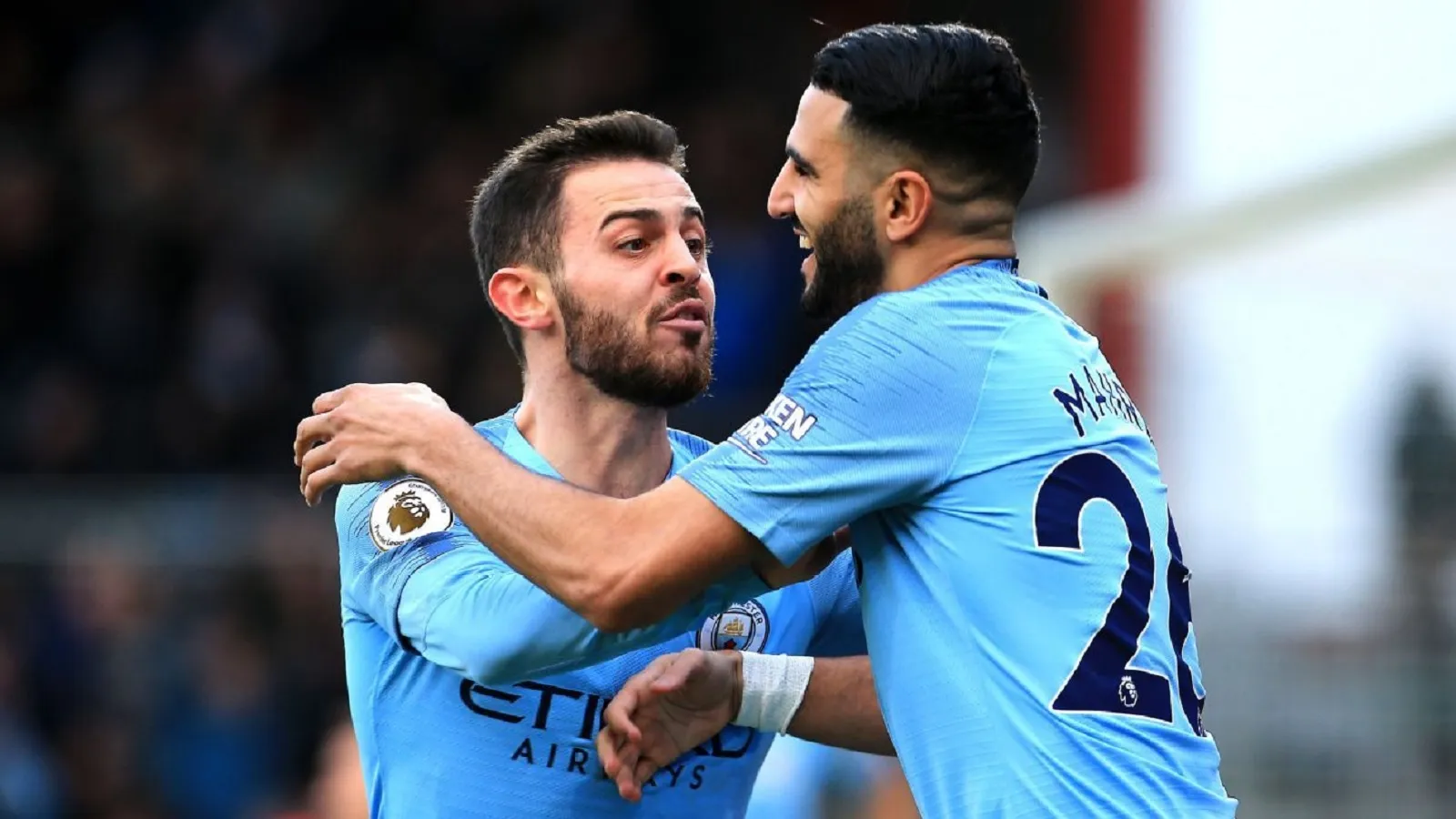 Bộ đôi trụ cột của Man City bóng gió về tương lai của mình