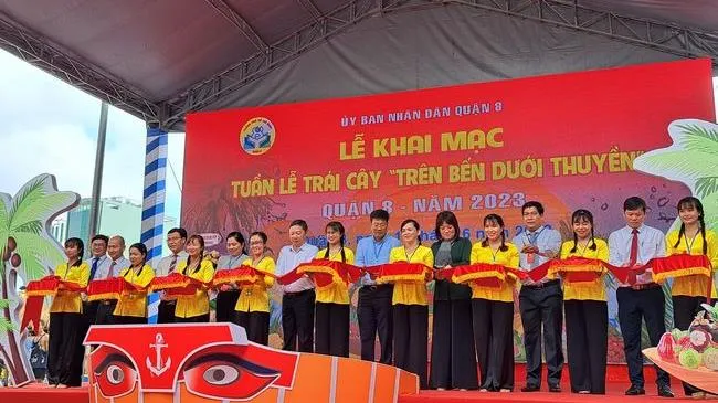 Tuần lễ trái cây trên bến, dưới thuyền thu hút khách