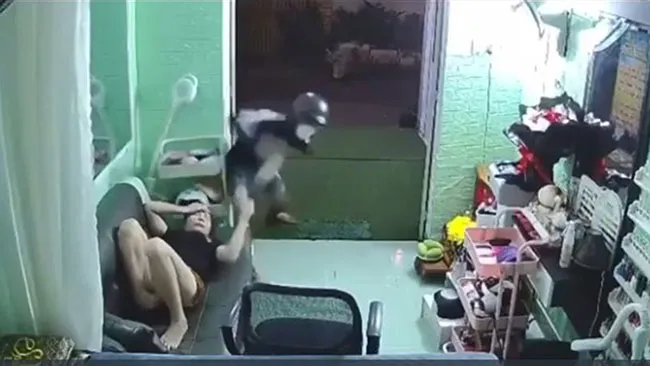 Tên cướp táo tợn xông cả vào nhà giật điện thoại