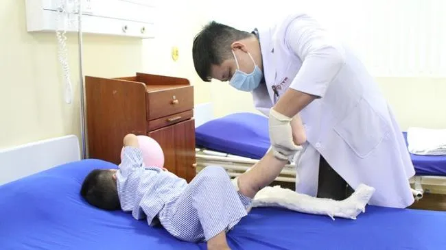 Bé trai ba tuổi bị gãy chân vì quấn vào quạt tạo ôxy nuôi tôm