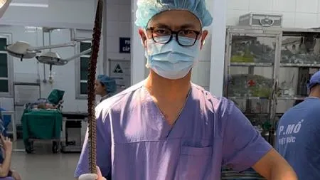 Người đàn ông bị xà beng dài 90cm đâm xuyên cổ được cứu sống