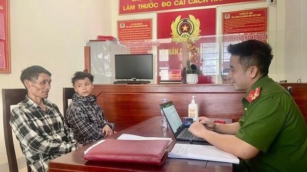 Công an tiếp nhận 2 người phải đi bộ cả trăm cây số về nhà, nghi bị quỵt lương