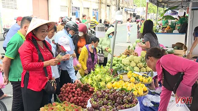 Lễ hội trái cây “Trên bến dưới thuyền” thu hút khách du lịch tham quan và mua sắm