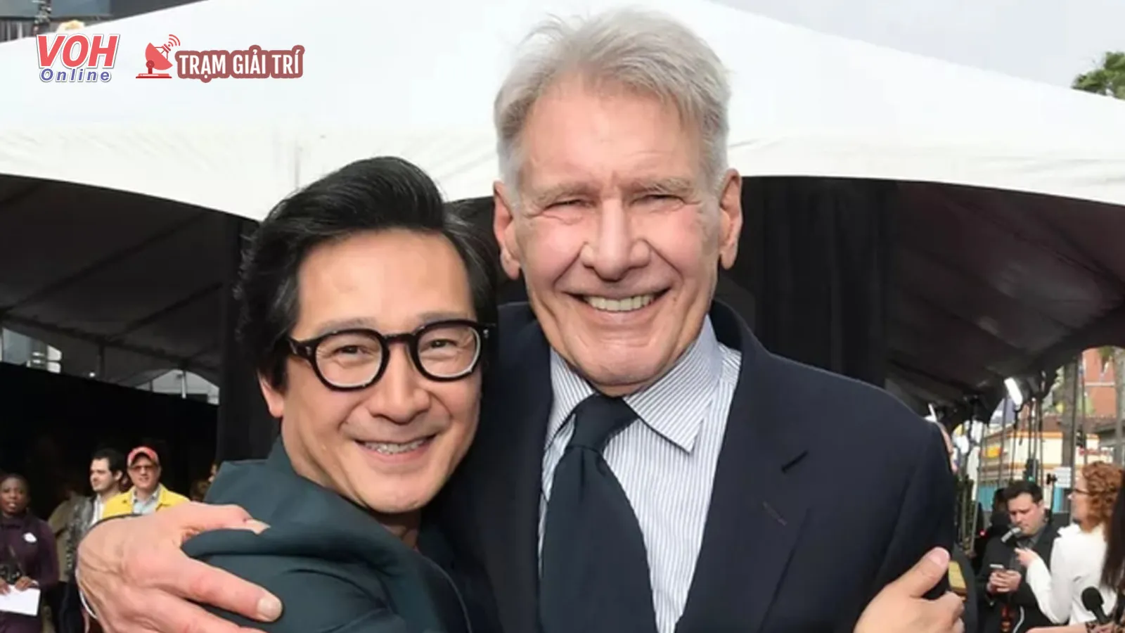 Harrison Ford ôm chặt Quan Kế Huy trên thảm đỏ ra mắt ở Los Angeles