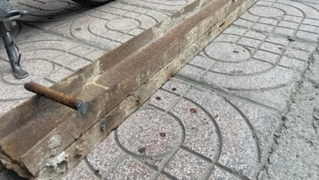 Nam công nhân bị thanh sắt 50kg rơi trúng tử vong