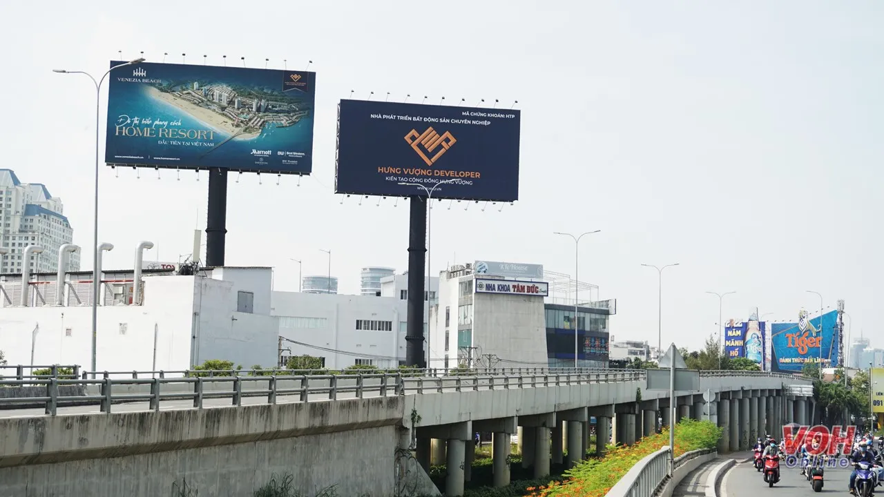 Kiểm tra, gia cố biển hiệu, trụ bảng quảng cáo trong mùa mưa, bão