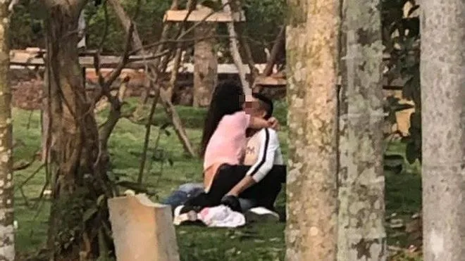 Giới trẻ liệu có hiểu rõ hành vi “thân mật quá mức ở nơi công cộng”?