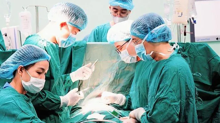 Cứu sống một trẻ bị vỡ tim do bị xe đạp điện đè lên