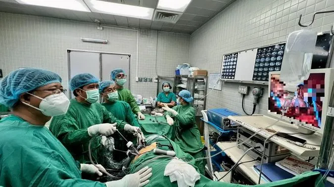 Lần đầu thành công phẫu thuật ung thư thận có chồi bướu bằng nội soi