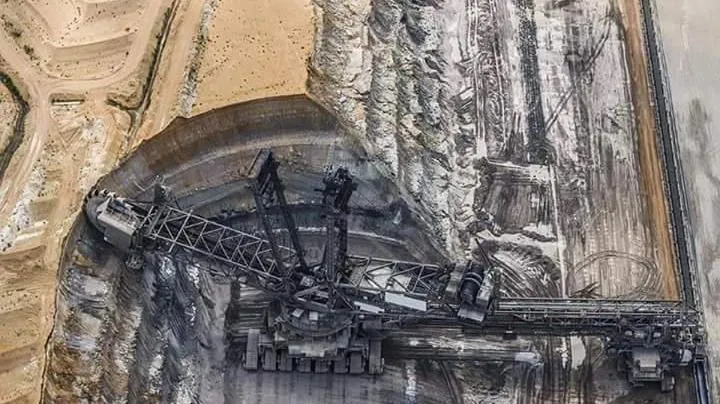 Siêu máy xúc lớn nhất hành tinh: Cao ngang tháp đồng hồ Big Ben, nặng 14.200 tấn