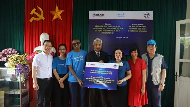 Hỗ trợ 590 tủ lạnh bảo quản vaccine cho các xã khó khăn