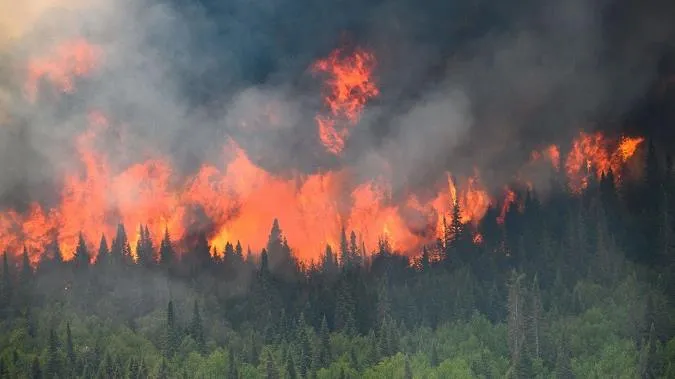 Cháy rừng tiếp tục nghiêm trọng tại Canada, khói bụi lan tới tận Châu Âu