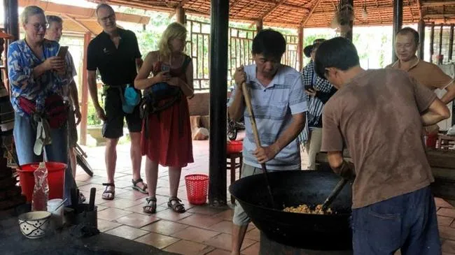 Làng nghề cốm nổ phát triển nhờ du lịch