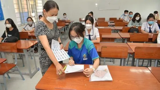 Điểm tin trưa 1/7: Công bố đáp án, thang điểm môn Văn tốt nghiệp THPT | Cáp quang đi quốc tế lại gặp sự cố