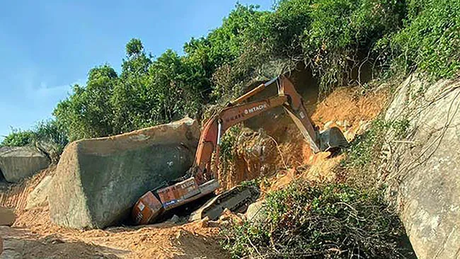 Tài xế lái máy xúc bị đá đè tử vong khi đang thi công cao tốc