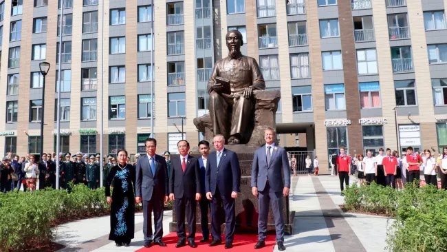 Khánh thành Tượng đài Bác Hồ tại Saint Petersburg