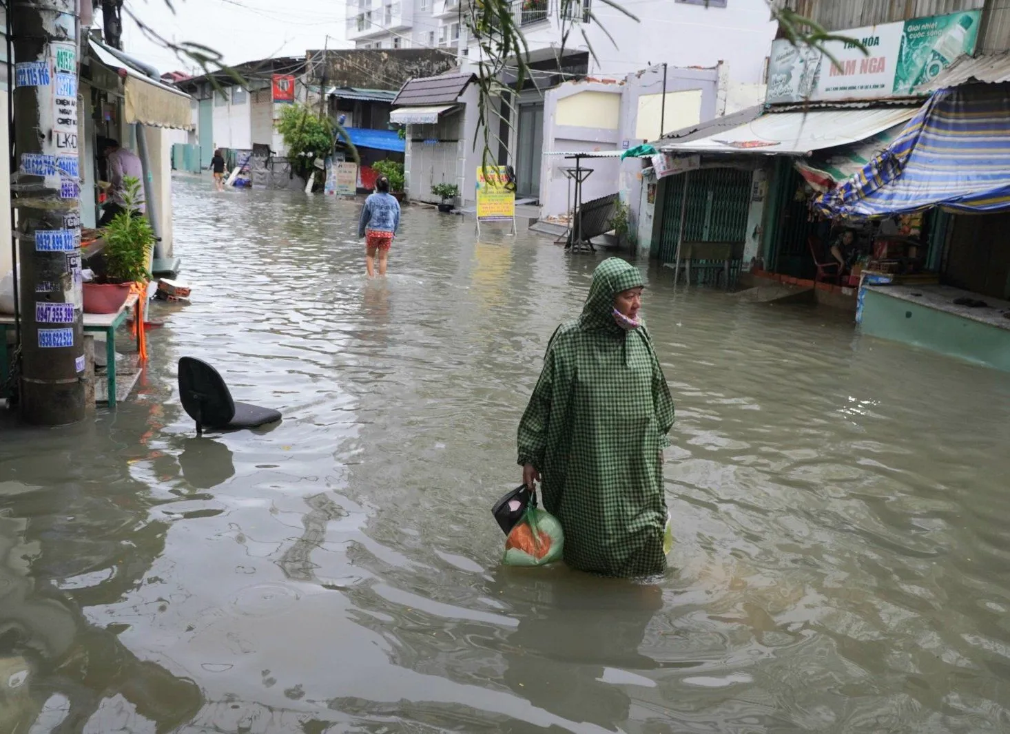 TPHCM ngập sâu sau mưa lớn