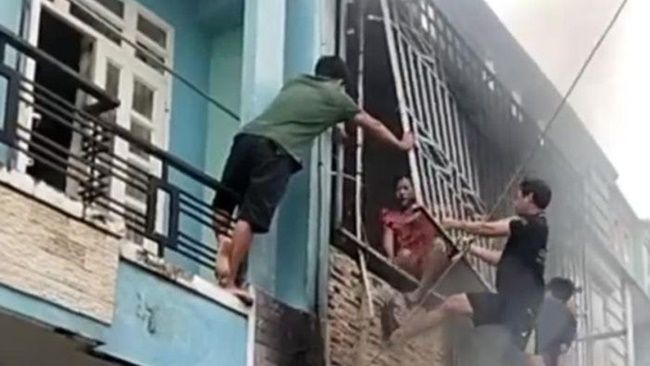 TPHCM: Phá chuồng cọp cứu 3 người kẹt trong đám cháy