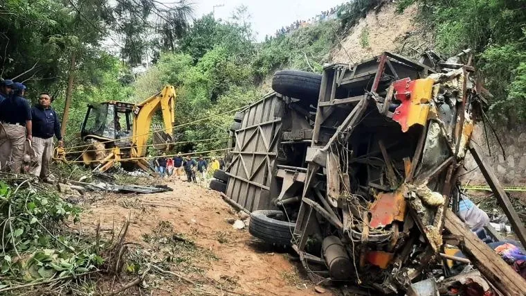 Tin thế giới sáng 6/7: Xe buýt đâm vào khe núi ở Mexico | Nổ bom tự sát ở trung tâm thủ đô Ukraine