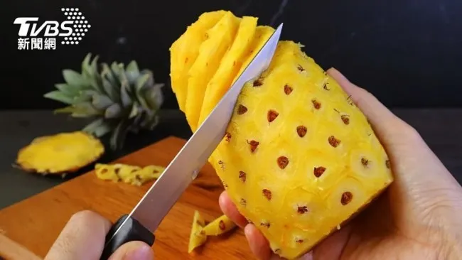 Tại sao “rát lưỡi” khi ăn dứa?