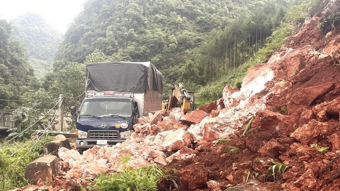 Mưa lớn tại các tỉnh phía Bắc: 6 người thương vong, nhiều tuyến đường sạt lở