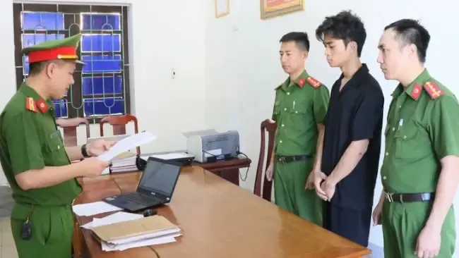 Khởi tố nam thanh niên điều khiển xe máy tông CSGT bị thương