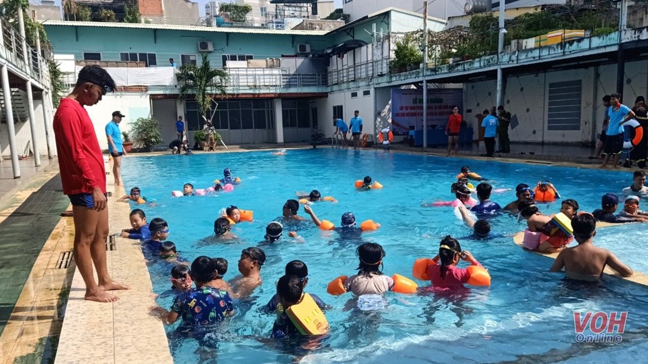 TPHCM: Cảnh sát PCCC dạy trẻ học bơi phòng, chống tai nạn đuối nước