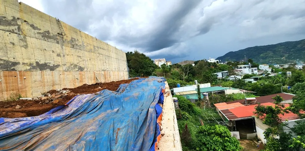 Tháo dỡ ta luy không phép ở Lâm Đồng, phạt chủ đầu tư 45 triệu đồng