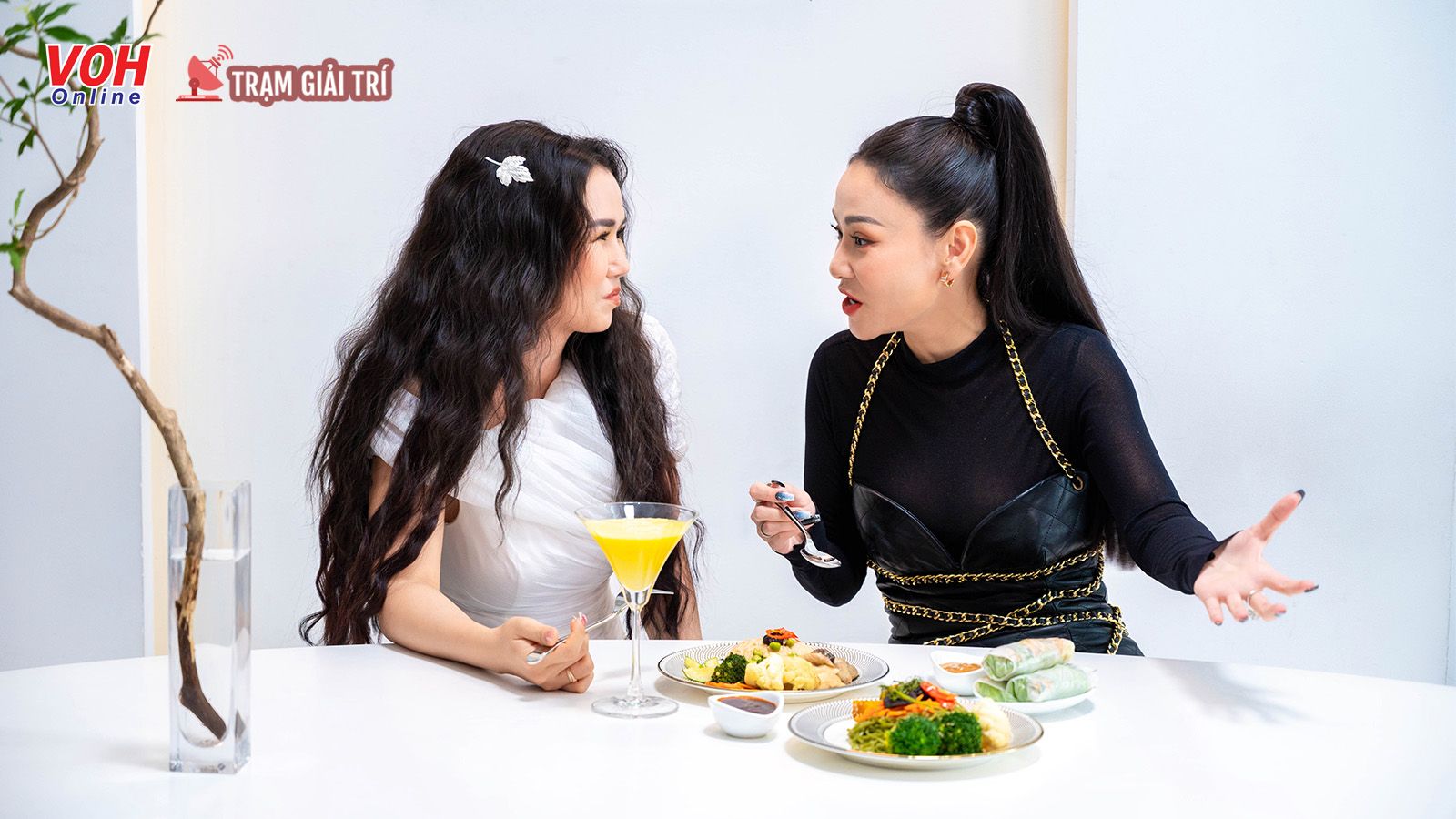 Thu Minh ghen tị với Võ Hạ Trâm vì cúp cuộc thi Tiếng Hát Truyền Hình